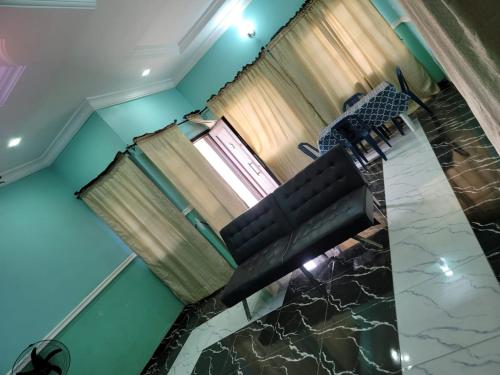 Galería fotográfica de Three bedroom duplex near RCCG redemption camp en Oresanya