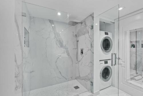 a bathroom with a shower and a washing machine at Modern Sky Residence with Ocean and City Views in Miami