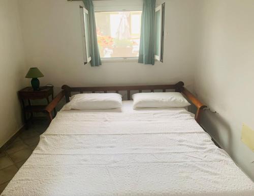 1 dormitorio con 1 cama grande y ventana en GIARDINO FIORITO en Camaiore