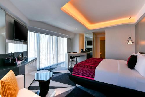 Postel nebo postele na pokoji v ubytování W Amman Hotel