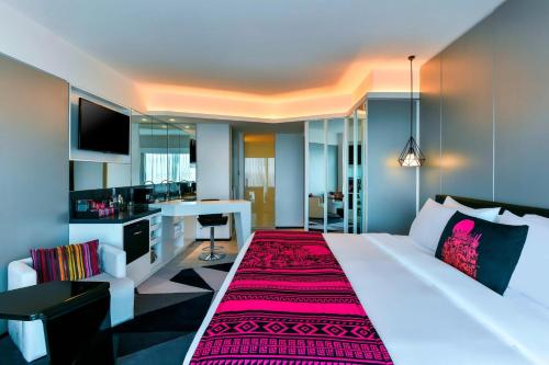 Postel nebo postele na pokoji v ubytování W Amman Hotel