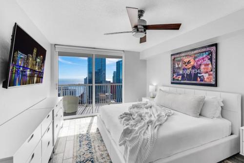 una camera bianca con un letto e una grande finestra di Majestic Penthouse with Ocean and City Views a Miami