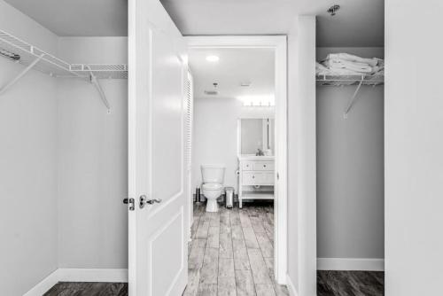 un bagno bianco con un water e un lavandino di Majestic Penthouse with Ocean and City Views a Miami