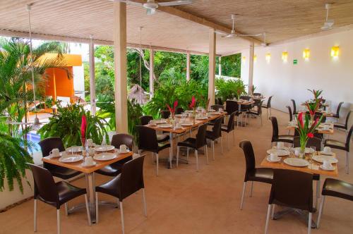 A restaurant or other place to eat at Hotel Ixzi Plus