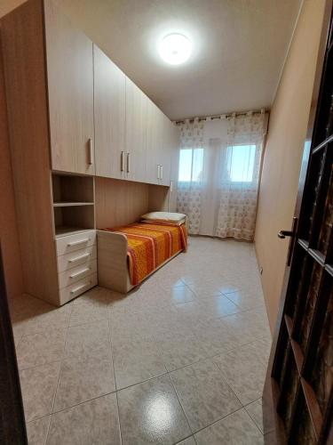 a small bedroom with a bed and a window at Stanza Fulvio Testi MI in Cinisello Balsamo