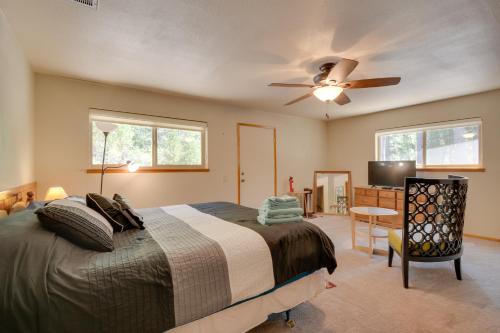 sypialnia z łóżkiem i wentylatorem sufitowym w obiekcie Riverfront Home near Yosemite National Park! w mieście Groveland