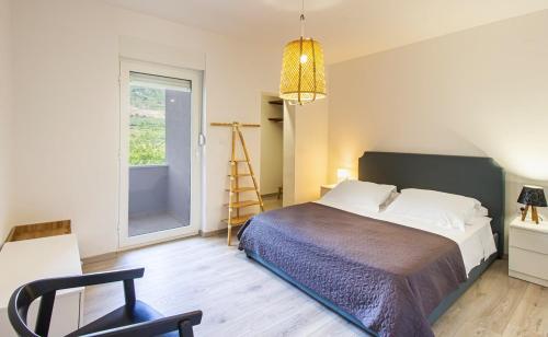 una camera con letto, scala e finestra di Villa Leandra near Omiš, private pool a Tugare