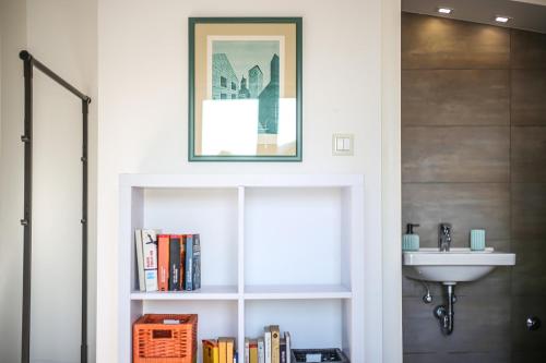 un bagno con libreria con libri e lavandino di Villa Leandra near Omiš, private pool a Tugare