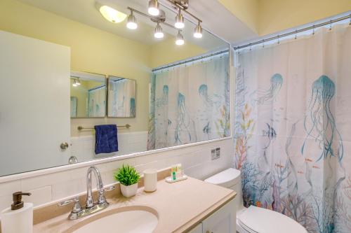 ein Bad mit einem Waschbecken und einem Duschvorhang in der Unterkunft Seminole House with 2 Covered Lanais and Gas Grill! in Redington Shores