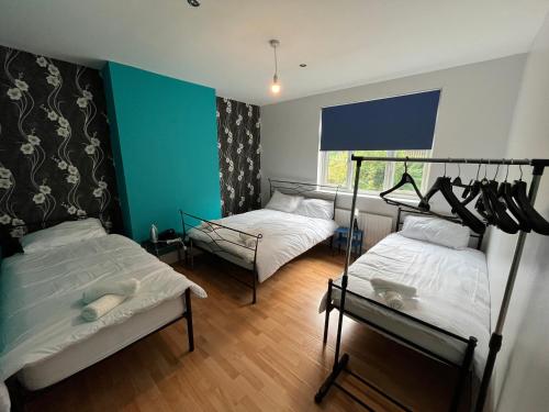 a room with two bunk beds and a window at 2 bedroom apartment, 5 minutes from city centre in Newcastle upon Tyne