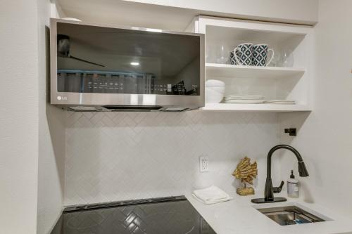 Køkken eller tekøkken på Corpus Christi Surfside Suite with Beach Access!