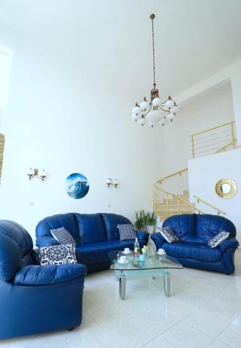 Ruang duduk di Ravda Residence