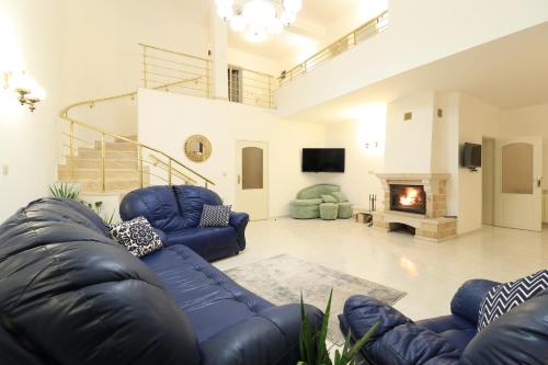 Ruang duduk di Ravda Residence