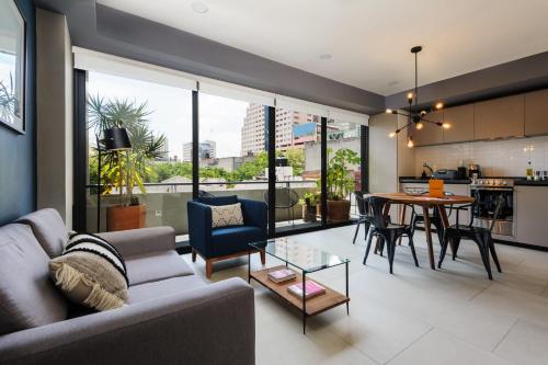 una sala de estar con un sofá y una mesa en Unique 1BR in Cuauhtémoc, en Ciudad de México