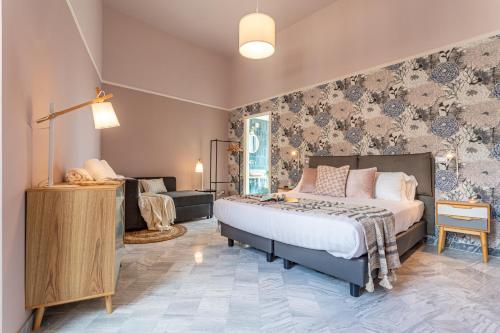 - une chambre avec un grand lit et une chaise dans l'établissement 37 Monti Apartment, à Rome