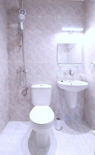 Bilik mandi di Ravda Residence