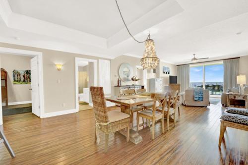 ein Esszimmer und ein Wohnzimmer mit Tisch und Stühlen in der Unterkunft Ocean Ritz 1203 in Panama City Beach