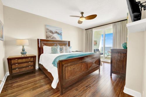 ein Schlafzimmer mit einem Bett und einem Balkon mit Meerblick in der Unterkunft Ocean Ritz 1203 in Panama City Beach