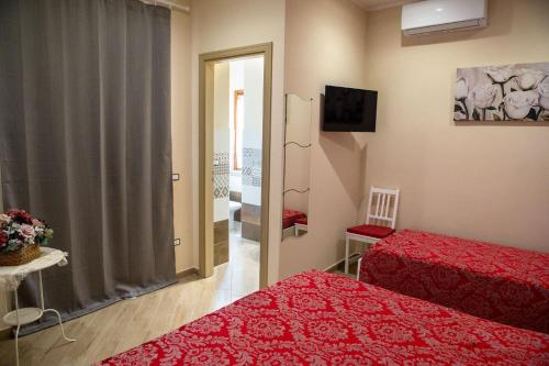 um quarto com 2 camas e uma porta para uma varanda em I Milord 2 em Castel San Giorgio