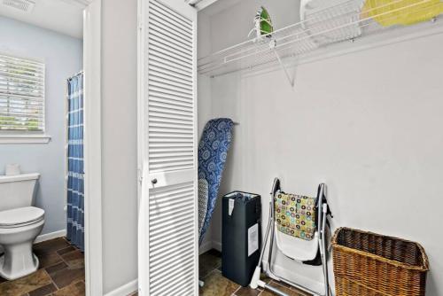 Un baño con inodoro y una cuna en una habitación. en Shipwrecked - Private Pool Home, Game Room, 5 Min to Beach, Pets OK, & More!, en Panama City Beach