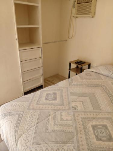 1 dormitorio con cama y armario abierto en HABITACIÓN EN ZONA RESIDENCIAL CERCA DE FASHION MALL en Chihuahua