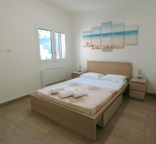 a bedroom with a large bed with two towels on it at Villa Simo in Altavilla Milicia