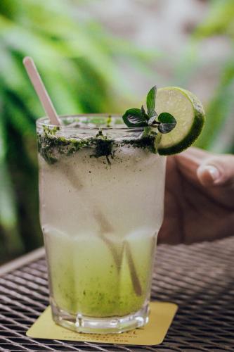 una copa con una rodaja de lima en una mesa en Hotel Ilebal Cuernavaca Centro - lugar con encanto!, en Cuernavaca