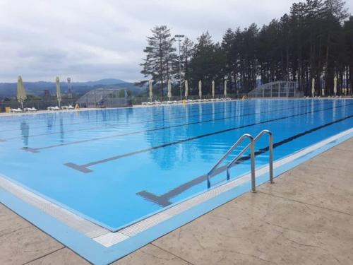 una gran piscina de agua azul en Centar Požege, stan za odmor en Požega
