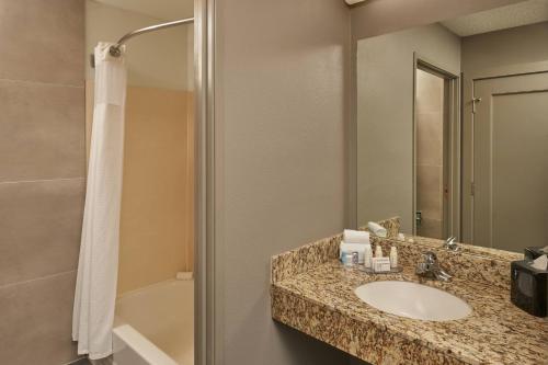 y baño con lavabo y ducha. en Courtyard by Marriott Indianapolis South, en Indianápolis