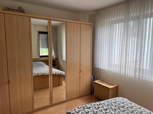 een slaapkamer met een kast met een bed erin bij Vakantiewoning Paula Sauerland in Schmallenberg