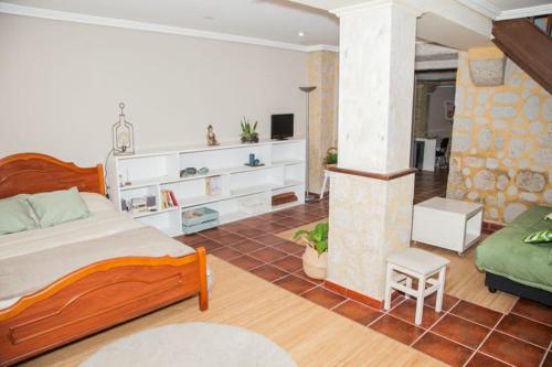 ein Schlafzimmer mit einem Bett und ein Wohnzimmer in der Unterkunft Casa Donas in Gondomar