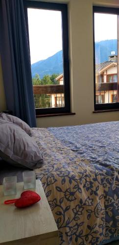 ALL VIEW in Golf Resort في رازلوغ: غرفة نوم مع سرير مع نافذتين وسرير sidx sidx