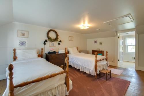 1 dormitorio con 2 camas y espejo en Historic Countryside Escape - Relax, Hike, & Fish!, en Goshen