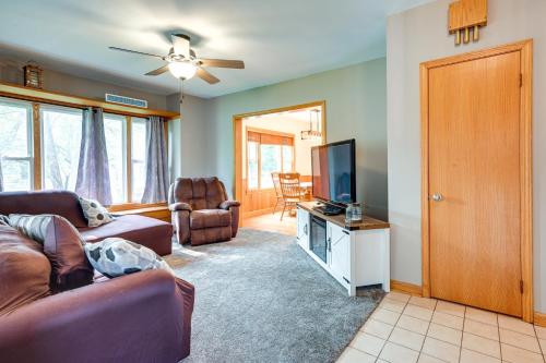 Afbeelding uit fotogalerij van Grand Blanc Rental with Gas Grill and Private Yard in Grand Blanc