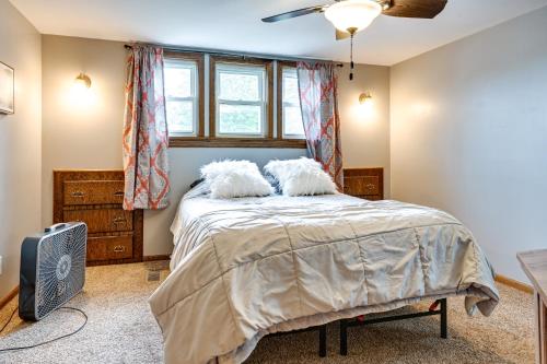 Schlafzimmer mit einem Bett und einem Fenster in der Unterkunft Grand Blanc Rental with Gas Grill and Private Yard in Grand Blanc