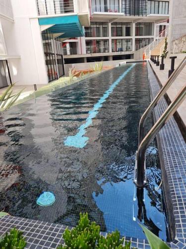 a swimming pool in the middle of a building at Encanto Cayala, Acogedor y Moderno apartamento en Cayala con Aire Acondicionado in Guatemala