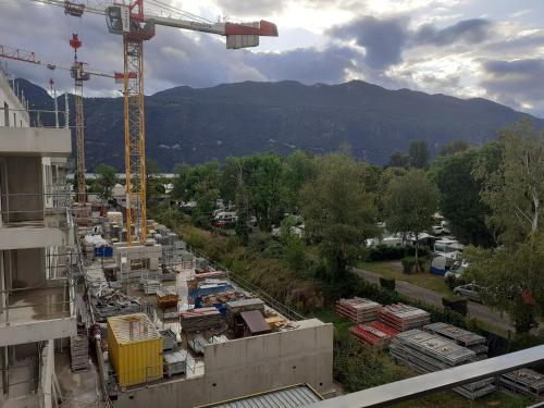 une vue aérienne d'un bâtiment en construction avec une grue dans l'établissement Les Picaillons - A 200m du lac, à Aix-les-Bains