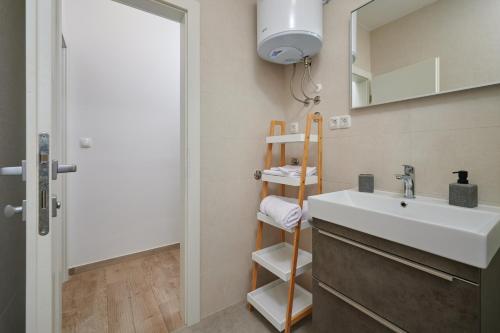 La salle de bains est pourvue d'un lavabo et d'un miroir. dans l'établissement ZEN apartment, à Trogir