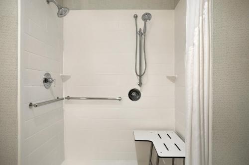 biała łazienka z toaletą i prysznicem w obiekcie Holiday Inn Express & Suites - McAllen - Medical Center Area, an IHG Hotel w mieście McAllen