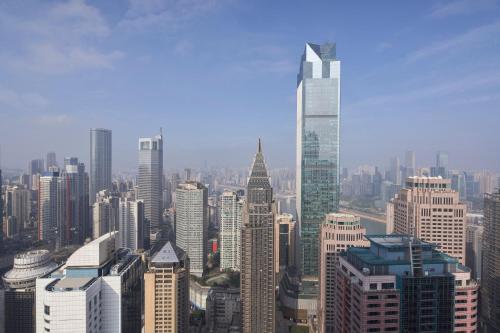 vistas a una gran ciudad con edificios altos en The Westin Chongqing Liberation Square, en Chongqing