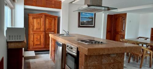 a kitchen with a stove and a counter top at Hotel & Museo Casa Turquesa in Cancún