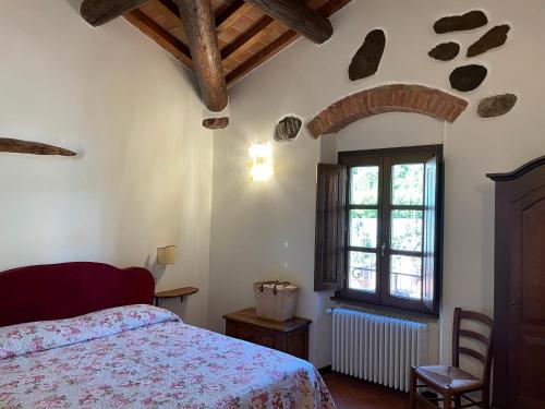 1 dormitorio con cama y ventana en Casa Al Chianti B&B, en Greve in Chianti