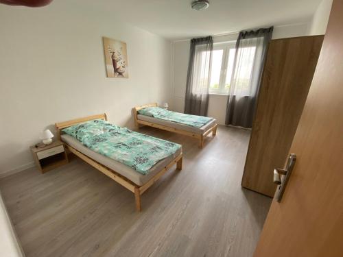 Habitación con 2 camas en una habitación con puerta en Monteur und Ferienwohnung TMS 18 M, en Wefensleben