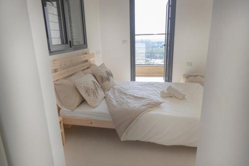 una camera con letto e finestra di A modern apartment in Acre a ‘Akko