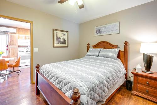 - une chambre avec un lit, un bureau et une chaise dans l'établissement Murphysboro Retreat with Deck Near Kinkaid Lake!, à Murphysboro