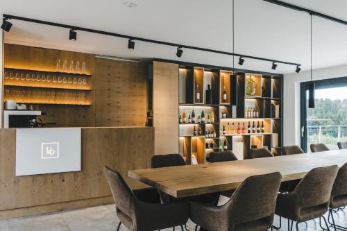 a conference room with a wooden table and chairs at Lind Fruchtreich in Sebersdorf