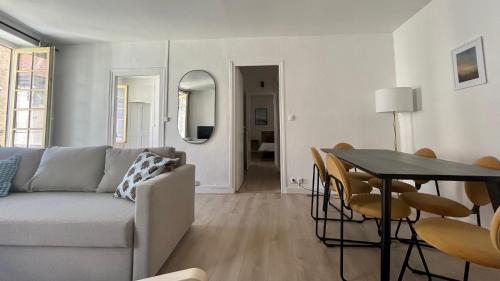 un salon avec un canapé et une table dans l'établissement Le cocon de la cathédrale, à Nevers