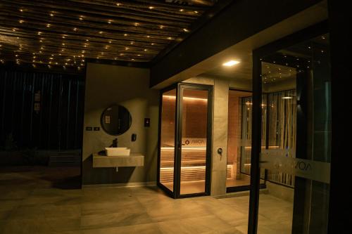La salle de bains est pourvue d'un lavabo et d'un miroir. dans l'établissement Awqa Loft & Camp, à Trujillo