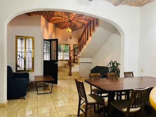 een woonkamer met een tafel en een eetkamer bij Casa San Marcos in Lo de Marcos