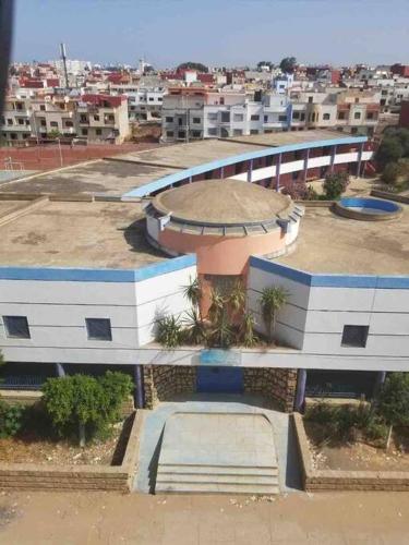 une vue aérienne sur un bâtiment d'une ville dans l'établissement Bienvenue chez Walid, à Larache